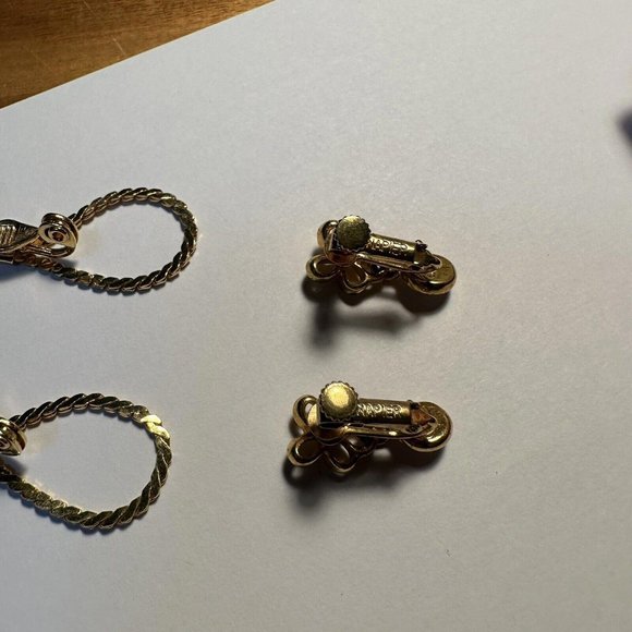 Lot of 2 Both signed Gold Tone Clip On Earrings Napier / Monet - Picture 12 of 12